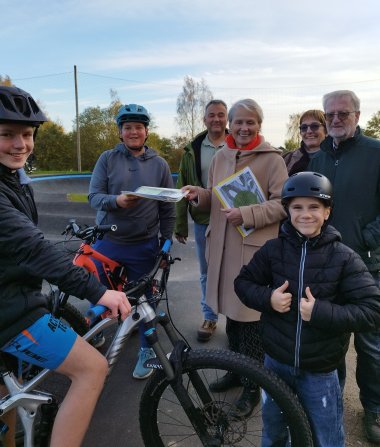 Beim Besuch der Pumptrack-Anlage in Herrschbach übergaben die Jugendlichen Unterschriften an Gabi Wieland und die mitgereisten Ratsmitglieder.