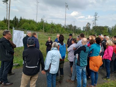 Bild zeigt Wandergruppe am Standort des geplanten Hochbehälters