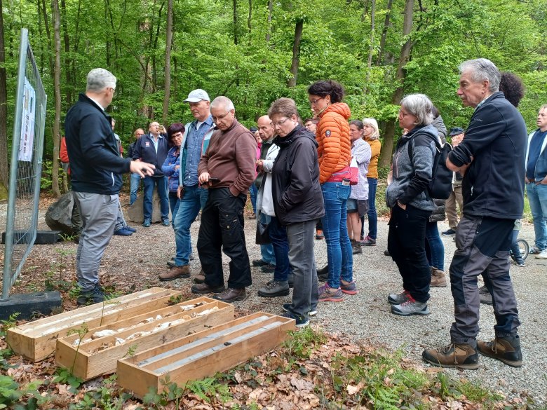 Bild zeigt Wandergruppe an Standort der Erkundungsbohrungen,