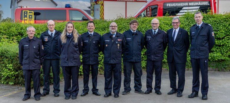 Die neue Wehrführung der Feuerwehr Augst sowie die Verantwortlichen für die Feuerwehren in der Verbandsgemeinde Montabaur.