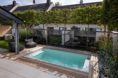 Ein Pool im Garten.
