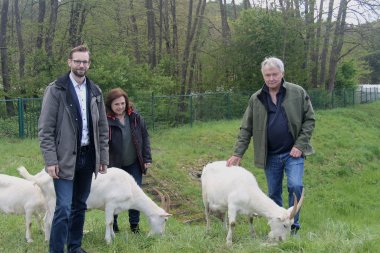 Ortsbürgermeisterin Carmen Diedenhoven und Bürgermeister Ulrich Richter-Hopprich von der Verbandsgemeinde Montabaur besuchten Gerd Höber und seine Ziegen im Regenrückhaltebecken in Niederelbert. 