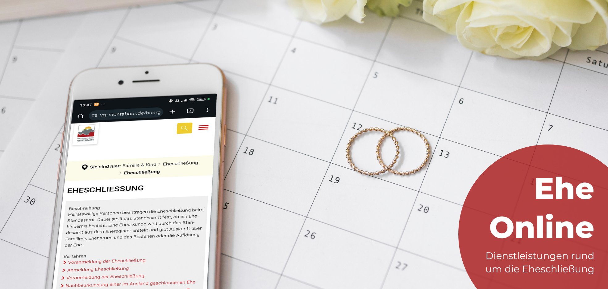 Ein Smartphone zeigt eine Webseite zum Thema Eheschließung der Verbandsgemeinde Montabaur, platziert auf einem Kalenderblatt mit zwei goldenen Ringen und weißen Rosen im Hintergrund. In einem roten Kreis steht: "Ehe Online - Dienstleistungen rund um die Eheschließung".