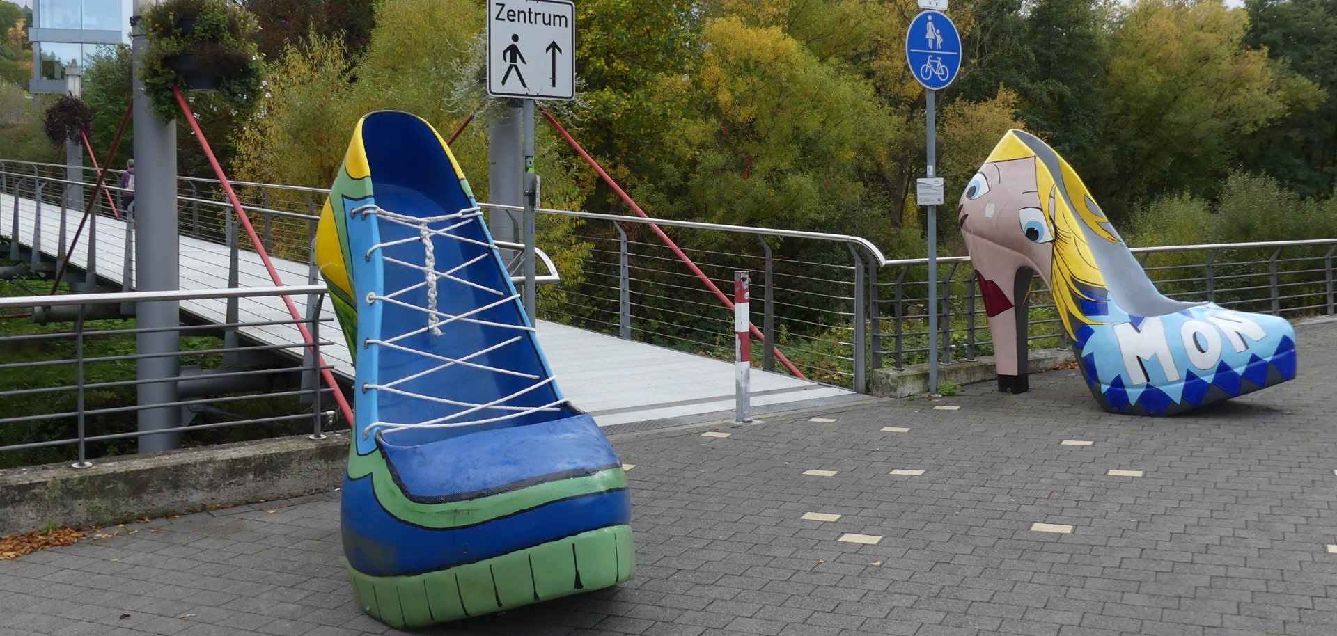 Zwei Mon-Stilettos an der Brücke im ICE-Park.