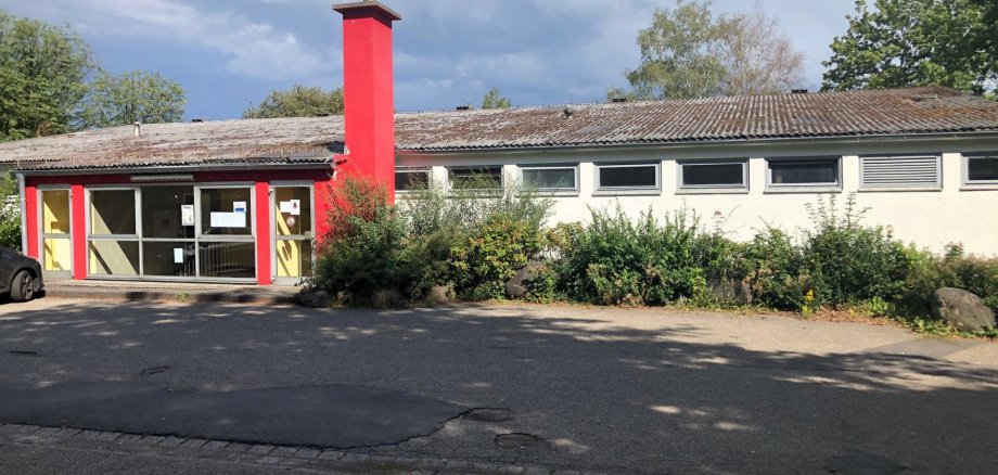 Bild zeig alte Sporthalle in Neuhäusel