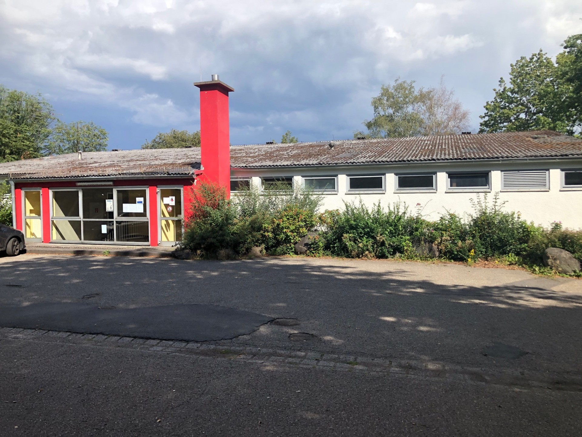 Bild zeigt alte Sporthalle in Neuhäusel