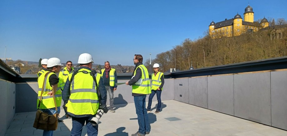 Eine Führung über die Terrasse des neuen Verbandsgemeindehauses
