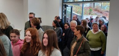 Interessierte Besucher strämen in den Erweiterungsbau.