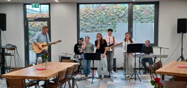 Die Schulband "Real Noise" untermalt die Eröffnung musikalisch.