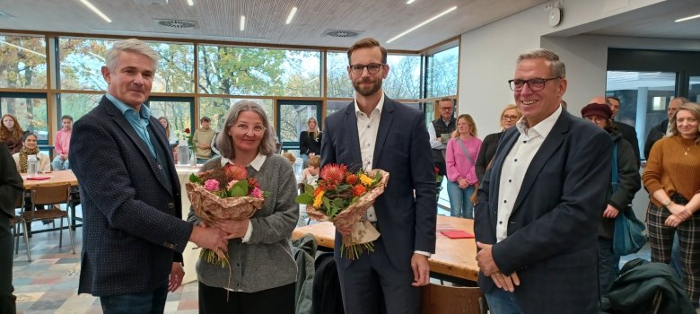 Schulleiter, Projektleiterin, VG-Bürgermeister und Erster Beigeordneter freuen sich über die Eröffnung des Erweiterungsbaus.