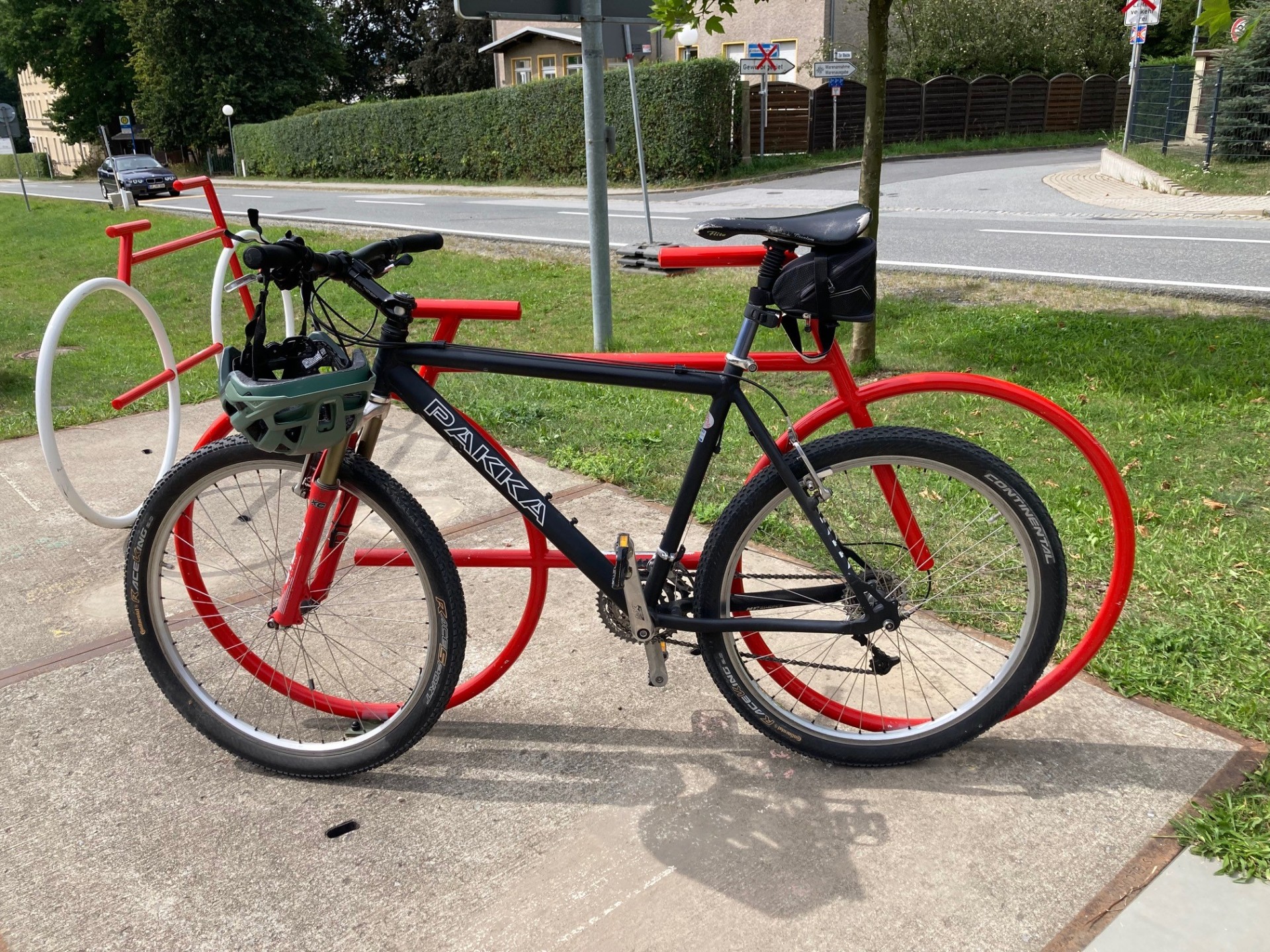 Zwei Fahrräder stehen in einem Fahrradständer.