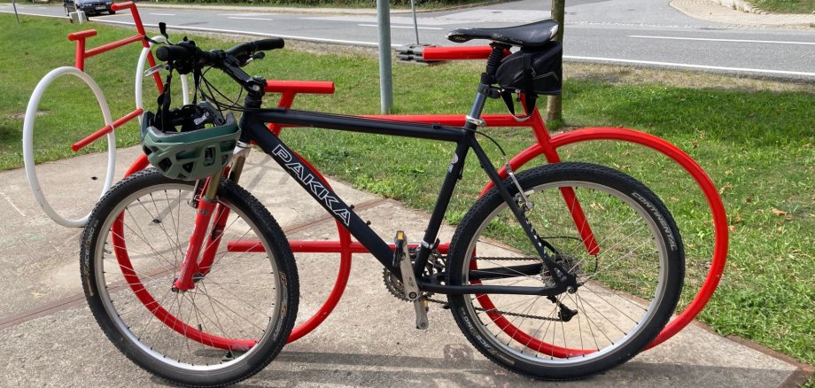 Bild zeigt Fahrrad an einem Fahrradständer
