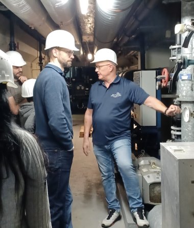 Die Schwimmmeister erklären die einzelnen Komponenten der Technik.