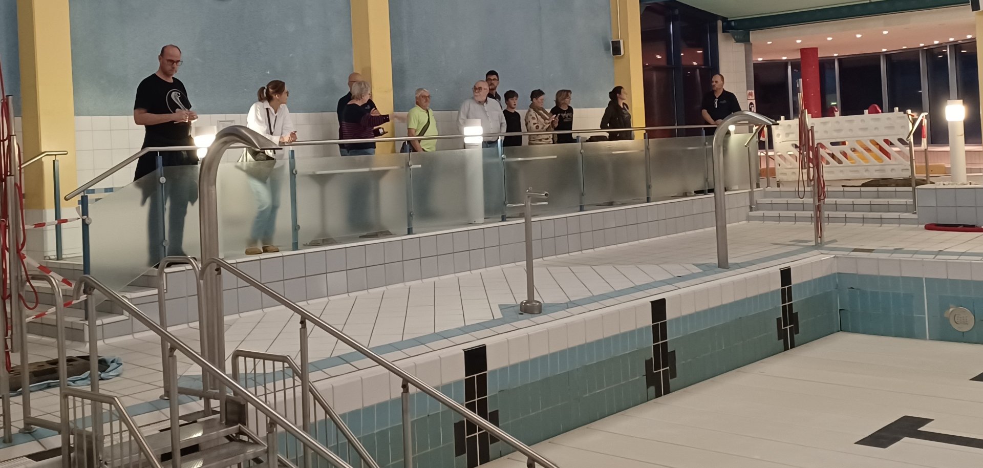 Die Besucher bekommen das große Vario-Becken im leeren Zustand zu sehen.