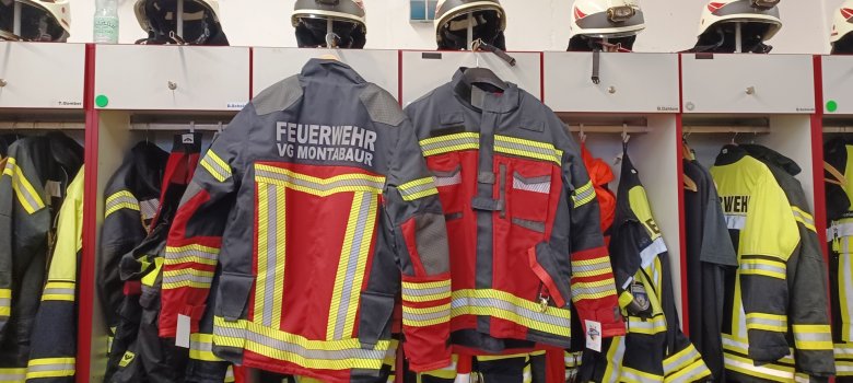 Schutzkleidung für die Feuerwehrleute: In den Jahren 2025 und 2026 wurden und werden für die Aktiven neue High-Tech-Jacken in Feuerwehrrot angeschafft 