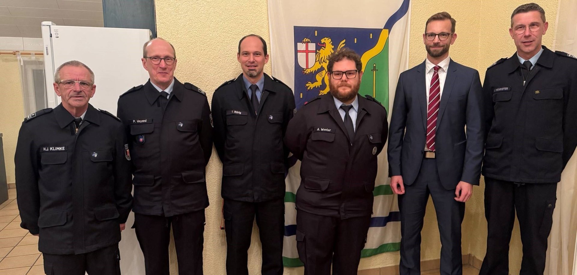 Alexander Wenter (3.v.l.) ist neuer Wehrführer in Holler. Zur Wahl gratulierten (v.r.) Wehrleiter Jens Weinriefer, Bürgermeister Ulrich Richter-Hopprich, der scheidende Wehrführer Tobias Rörig sowie die Stellvertretenden Wehrleiter Patrick Weyand und Hans-Joachim Klimke.
