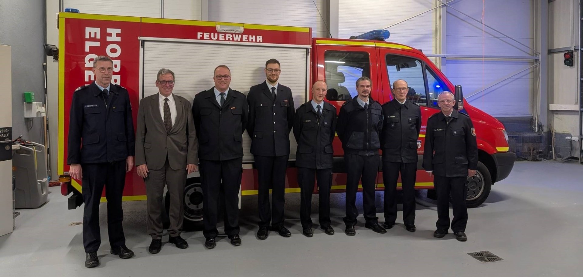 Florian Schulte (4.v.r) und Konstantin Will (4.v.l.) werden in Zukunft die Geschicke der Löschgruppe Horressen-Elgendorf leiten. Zur Wahl gratulierten (v.l.): Wehrleiter Jens Weinriefer, der Erste Beigeordnete und Brandschutzdezernent Andree Stein, der bisherige Löschgruppenführer Matthias Jäger und der bisherige Stellvertreter Markus Negd sowie die beiden Stellvertretenden Wehrleiter Patrick Weyand und Hans-Joachim Klimke.