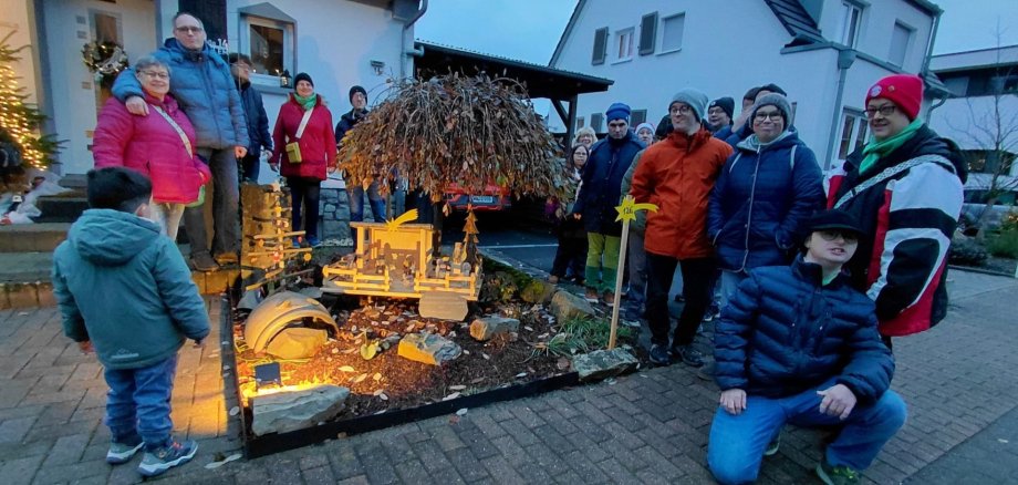 Die Teilnehmer des Workshops präsentieren stolz ihre selbstgemachte Krippe.