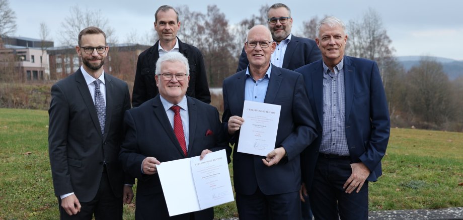 Bild zeigt Gruppe von Akteuren beim Verleih der Ehrennadel