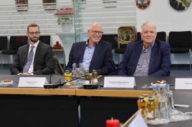 Bild zeigt Thomas Hein und andere beim Verleih der Ehrennadel