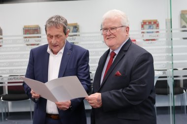 Landrat Achim Schwickert übergibt Ehrennadel an Winfried Ferdinand