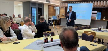 Bürgermeister Ulrich Richter-Hopprich richtet einige Worte an die Unternehmer.