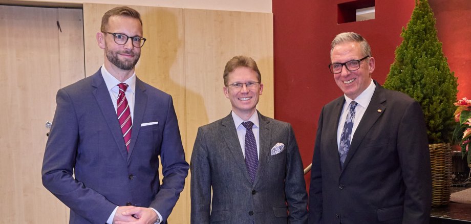 Bürgermeister Richter-Hopprich, der aktuelle Erste Beigeordnete Stein sowie der zukünftige Erste Beigeordnete Panne.