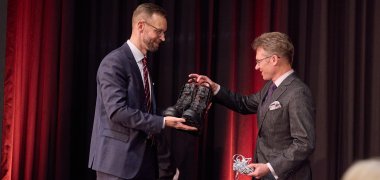 Der neue Erste Beigeordnete Panne erhält seine Feuerwehrstiefel.