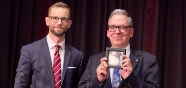 Mit der Ehrenplakette wird die herausragende Arbeit und das Engagement von Andree Stein anerkannt.