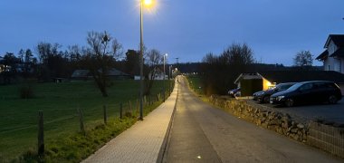 Richtung Mons-Tabor-Bad strahlen ebenfalls bereits die neuen Leuchtenköpfe.