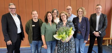 Viele Personen bei der Verabschiedung in einer Turnhalle