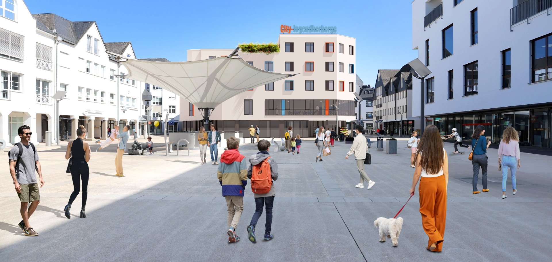 Visualisierung eines modernen Stadtplatzes in Montabaur mit der geplanten City-Jugendherberge im Hintergrund, einem runden, mehrstöckigen Gebäude mit schlichten Fenstern und einem begrünten Dach. Menschen flanieren über den Platz, darunter Kinder, Familien und eine Frau mit einem kleinen weißen Hund, während im Zentrum ein großes, schirmartiges Sonnensegel Schatten spendet. 