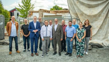 Förderbescheid-Übergabe am Lindensaal Stahlhofen durch Minister Ebling. Gruppenfoto vor der Baustelle.