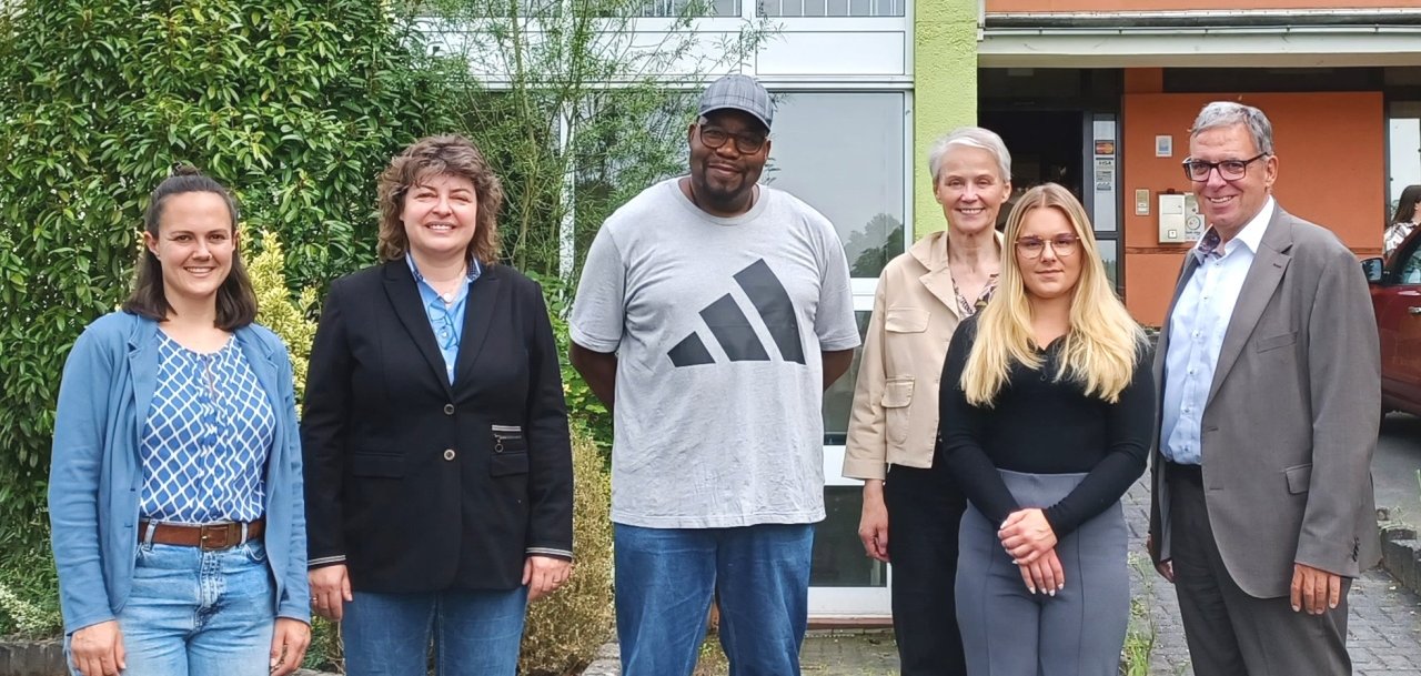 Sechs Personen stehen in einer Reihe vor dem Gebäude „Haus Roßberg“ in Montabaur. Es handelt sich um Vertreterinnen und Vertreter von Stadt, Verbandsgemeinde und Westerwaldkreis, darunter Hausleitung, Hausmeister, kommunale Verantwortliche und Mitarbeitende des Jugendamts.