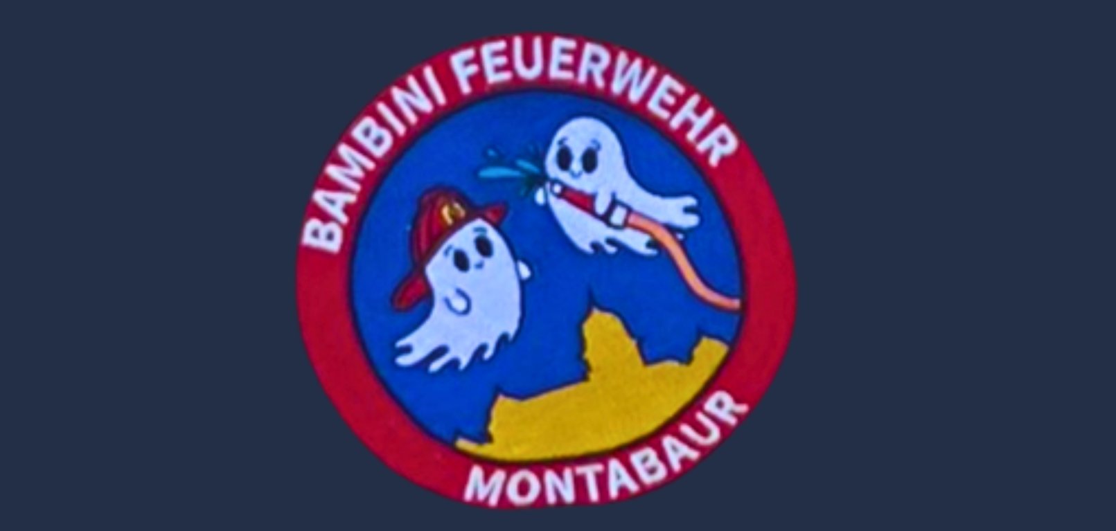 Rundes Logo der Bambini Feuerwehr Montabaur auf dunkelblauem Hintergrund. Zwei weiße Comic-Geister stehen im Vordergrund – einer trägt einen Feuerwehrhelm, der andere hält einen Wasserschlauch. Unten ist die gelbe Silhouette der Stadt Montabaur zu sehen, umrahmt von rotem Ring mit weißem Schriftzug.