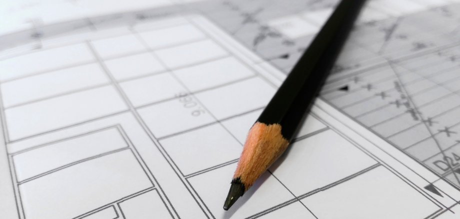 Ein Stift liegt auf einem Bauplan.