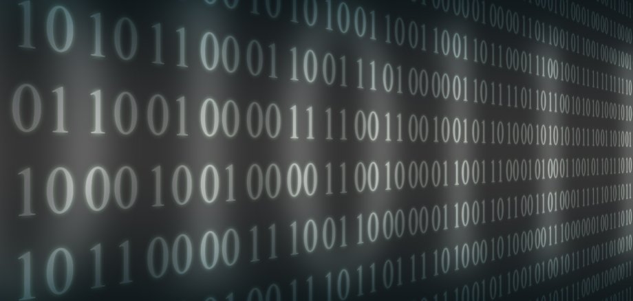 Digitale Darstellung eines binären Codes mit einer endlosen Reihe von Einsen und Nullen auf dunklem Hintergrund. Das Bild vermittelt den Eindruck von Datenfluss, Programmierung oder digitaler Kommunikation.