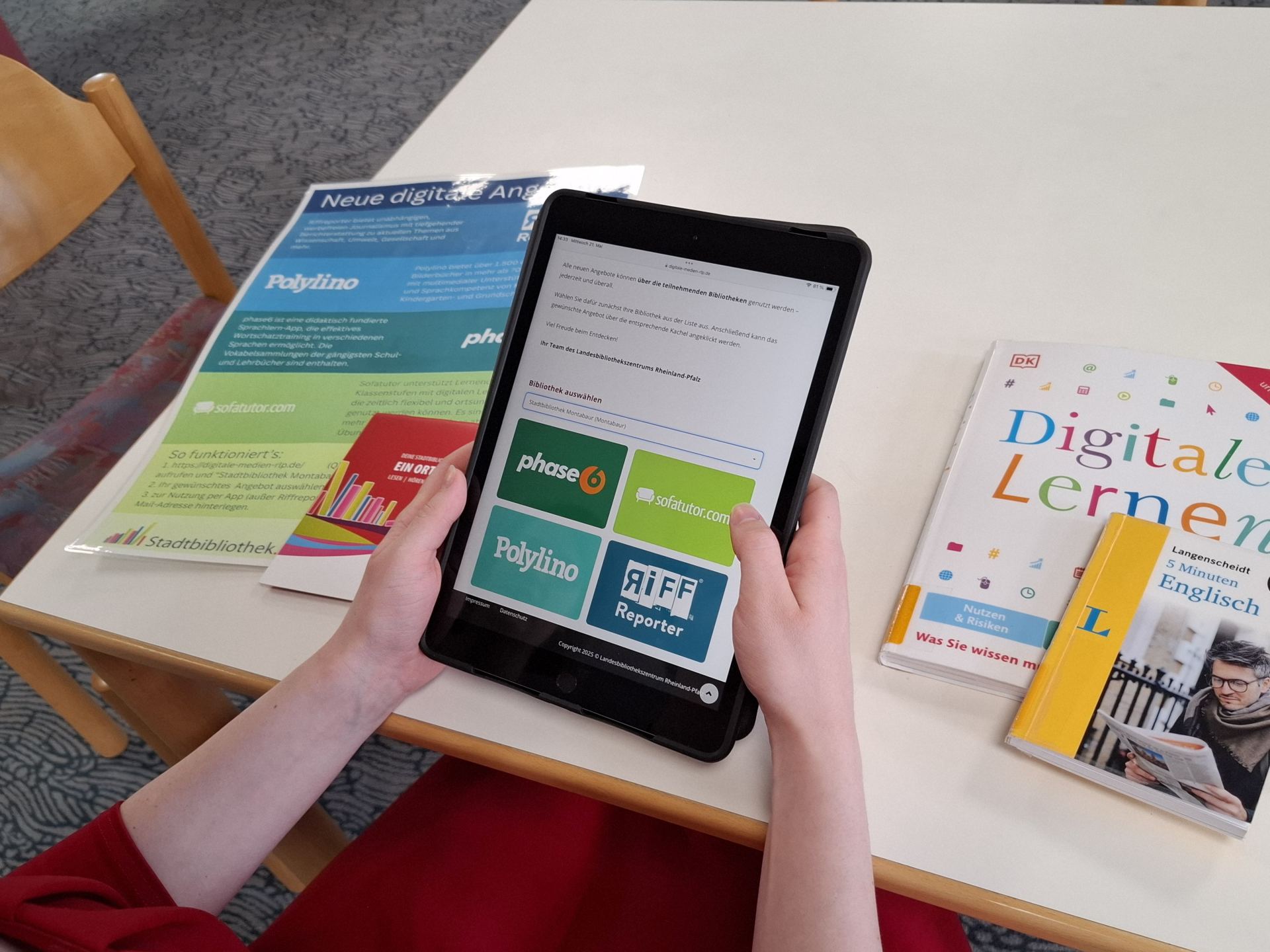 Mobiles Endgerät zeigt die Startseite zu den vier neuen Online-Services an