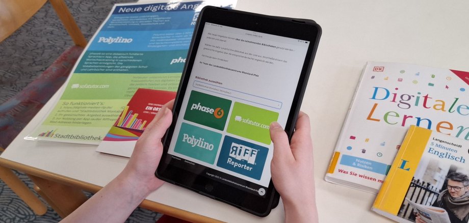 Mobiles Endgerät zeigt die Startseite zu den vier neuen Online-Services an