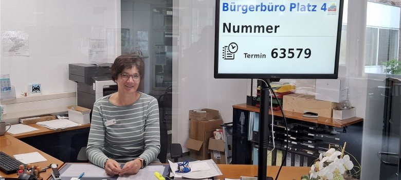 Arbeitsplatz im Bürgerbüro mit aufgerufener Termin-Nummer im Display