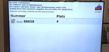 Das Anzeige-Display im Wartebereich in der Bürgerhalle des Rathauses