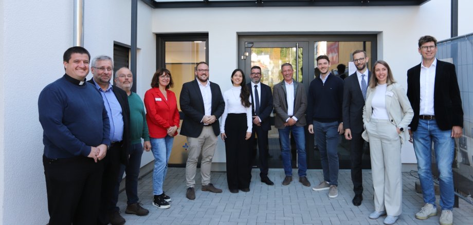 Bild zeigt beteiligte Personen an der neuen LandarztPlus Praxis in Welschneudorf