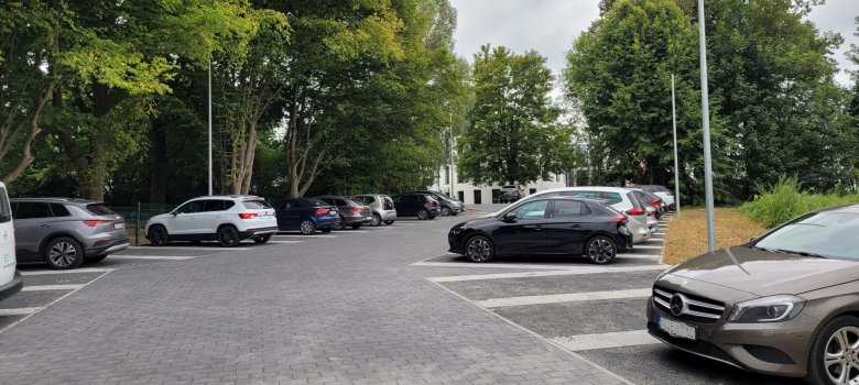 Frisch sanierter, moderner Parkplatz mit mehreren geparkten Autos neben der Kita St. Martin in Montabaur.