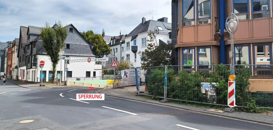 Das Bild zeigt eine Tiefgarageneinfahrt