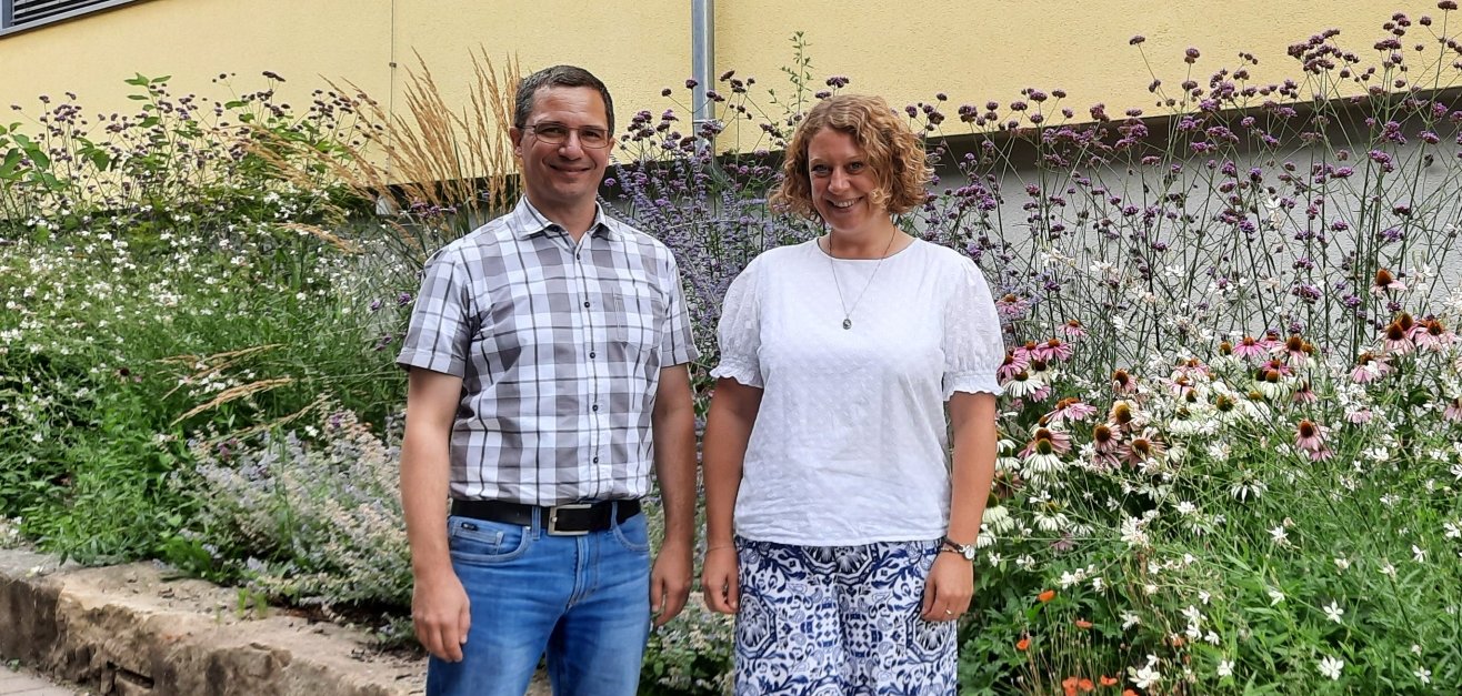 Seit dem neuen Schuljahr ist Christoph Zirfas neuer Schulleiter an der Heinrich-Roth-Realschule plus. Fachbereichsleiterin Helene Rörig von der Verbandsgemeinde Montabaur begrüßte ihn vor Ort