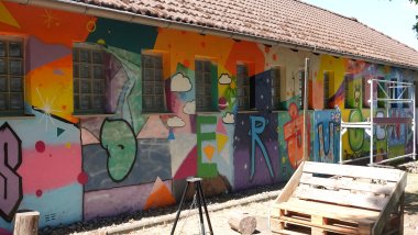 Street Art Rebel Gemeinsam gestalteten die Projektteilnehmer die Rückwand des Hauses der Jugend neu.