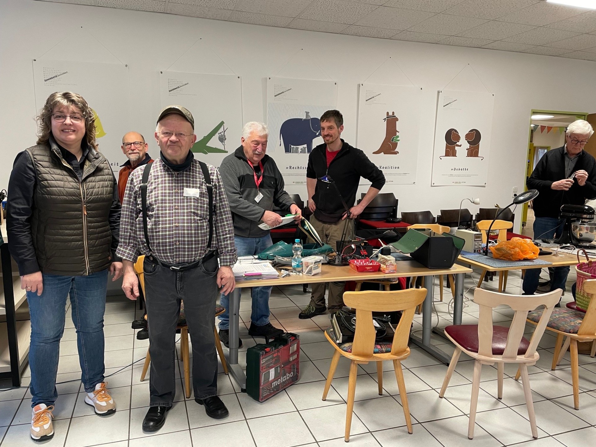 Stadtbürgermeisterin Melanie Leicher besucht das erste Treffen der Technikwerkstatt am neuen Standort.