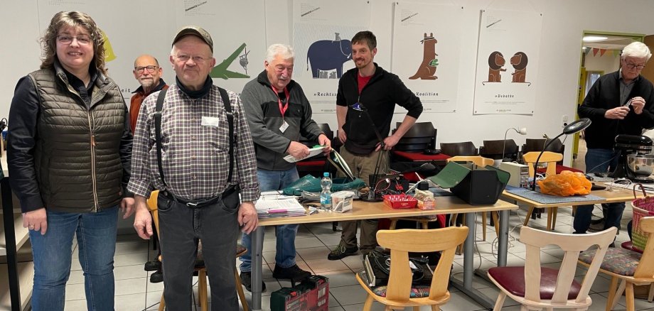 Stadtbürgermeisterin Melanie Leicher besucht das erste Treffen der Technikwerkstatt am neuen Standort.
