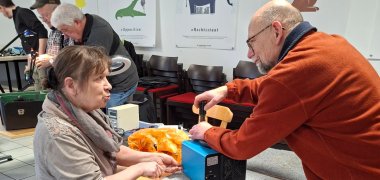 Beim Reparieren kommen die Anwesenden ins Gespräch und es herrscht ein reger Austausch.