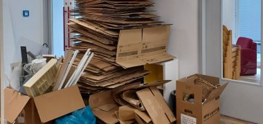 Hunderte Kartons wurde in den alten Räumlichkeiten gepackt und in den neuen ausgepackt.